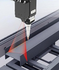 Contour scanning of the piece visualises deformation, allowing compensation in real-time